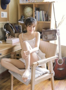 邻家女孩吊带长腿阳光明媚写真