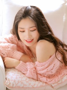 长发美女明眸皓齿娇羞可爱图片