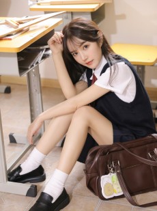 制服短裙校园美女清新可人私拍