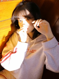 阳光下的运动服萌妹子私房写真