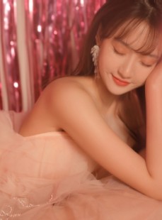 金发少女露肩纱裙梦幻唯美写真