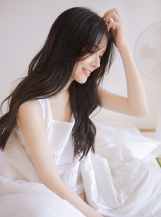 床上美女白丝美腿室内个人写真