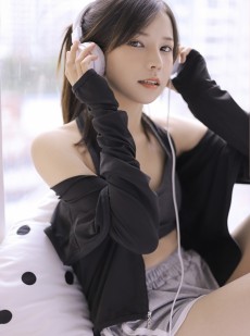 治愈系小姐姐露脐装运动裤写真