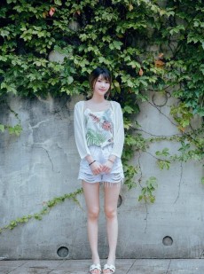 高挑美女牛仔热裤修长美腿图片