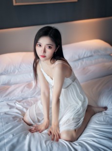 吊带睡裙少女白嫩肌肤美腿性感撩人图片