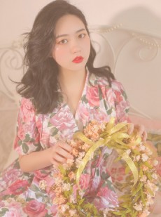 美女御姐红唇雪肤明艳动人套图