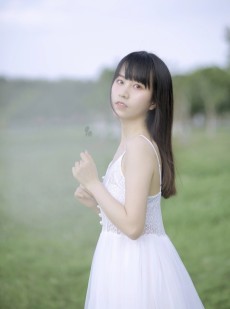 吊带白裙美女精致侧颜户外写真