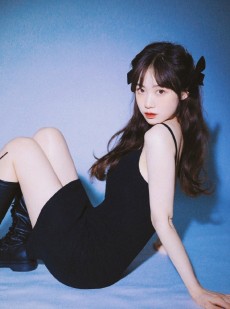 牛奶肌美少女吊带红裙艺术写真