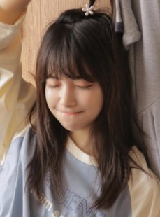 齐刘海萌妹子长发披肩居家写真