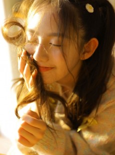 双马尾辫萝莉调皮搞怪居家写真