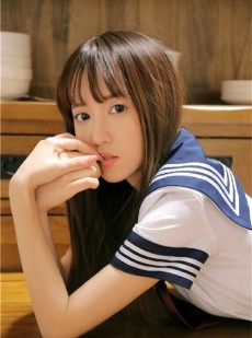 金发少女学生制服清新脱俗图片