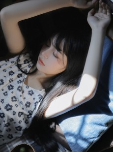 牛奶肌美眉宛若天使干净美女图片