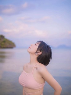 漂亮短发女孩粉色比基尼户外海边性感秀美腿写真图片