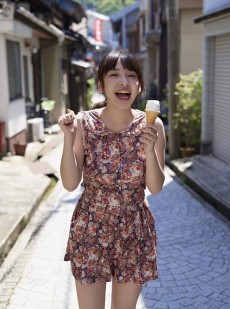 日本阳光氧气少女户外丰满大白腿写真图片