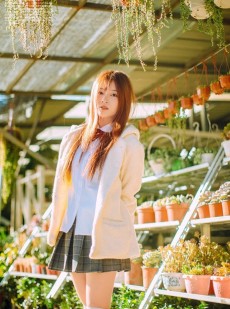 金发美女校花学生制服街拍写真