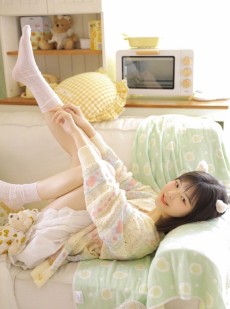 短发女孩漂亮脸蛋白里透红图片