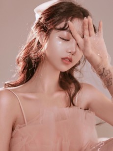 粉嫩小妹吊带纱裙香肩锁骨套图