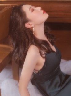 红唇美女御姐吊带露背长裙写真