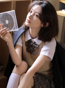 短发美女学生制服白丝美腿写真