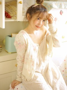 可爱女孩减龄丸子头肤白貌美写真