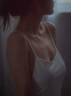 美背光滑白皙的极品御姐暗黑系复古写真