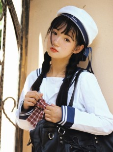 麻花辫美少女水手制服户外写真