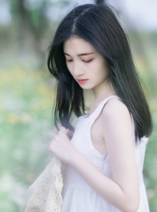 小清新美女白色连衣裙草丛写真