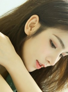 邻家女孩浓眉大眼唇红齿白写真