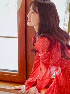 童颜萝莉露齿甜笑美丽大方写真