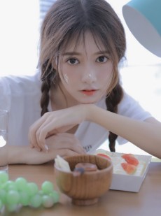 麻花辫萌妹子乖巧文静居家写真
