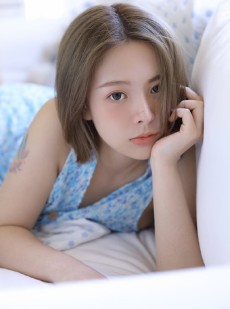 短发美女漂亮脸蛋室内个人写真