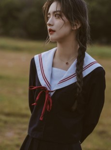麻花辫美女学生妹日系制服写真