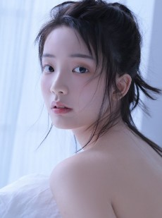 牛仔裤小姐姐吊带香肩床上写真