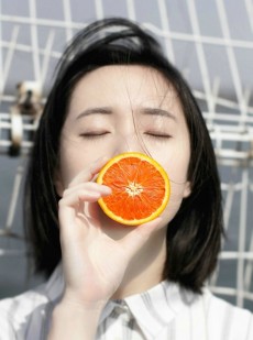 齐肩短发少女清新可人天台写真