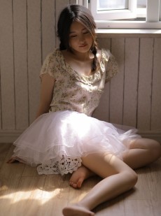 麻花辫少女白皙大长腿居家写真