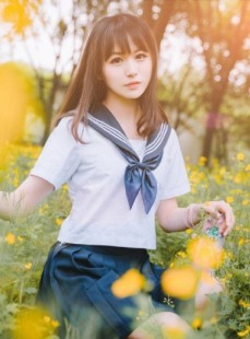 齐刘海学生妹水手制服草丛写真