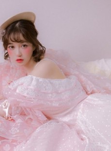 粉嫩小妹漂亮脸蛋白里透红写真