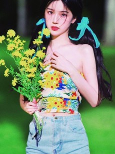 双马尾辫少女肤白貌美户外写真