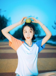 短发美女牛仔热裤修长美腿写真