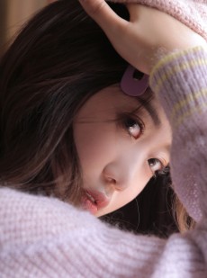 毛衣美女牛仔热裤修长美腿写真