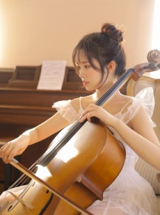 大提琴美少女吊带白裙私房写真