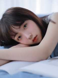 小女孩长得眉清目秀肌肤莹白私拍