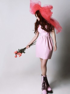 粉红俏皮美女模特