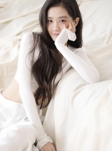 小蛮腰美少女长发披肩居家写真
