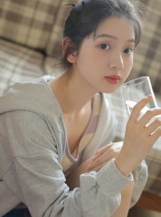 娃娃脸萌妹子吊带短裤室内写真