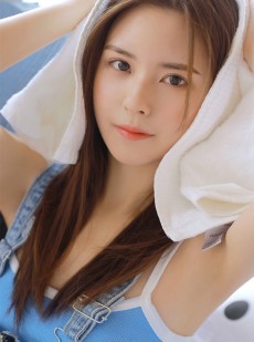 长发美女吊带睡裙苗条身材写真