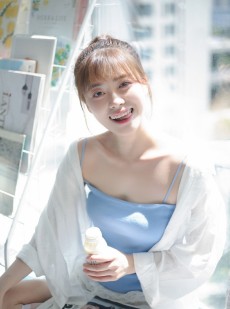 齐刘海美女萝莉吊带香肩私房照