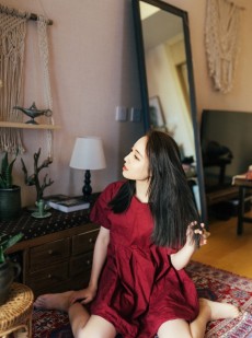 红裙美女美腿玉足室内个人写真