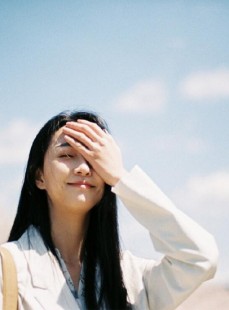 文艺女神长发披肩知性优雅图片