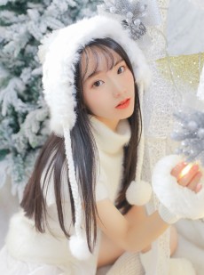 毛衣美女白丝美腿室内个人写真